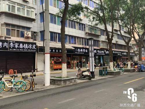 西安一街道多家店铺门头统一变成黑白色，市民：有点瘆人