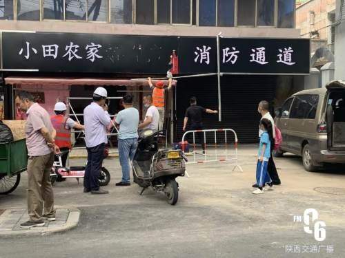 西安一街道多家店铺门头统一变成黑白色，市民：有点瘆人