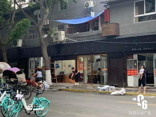 西安一街道多家店铺门头统一变成黑白色，市民：有点瘆人