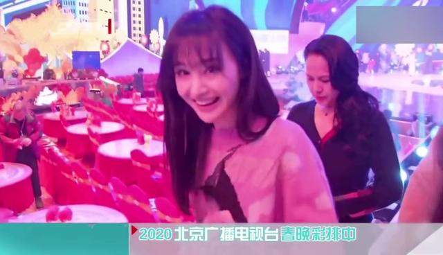 郑爽将携父母上北京台春晚，演唱彩排画面曝光，歌甜人美超养眼