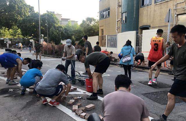 香港一日丨清理香港街头的垃圾