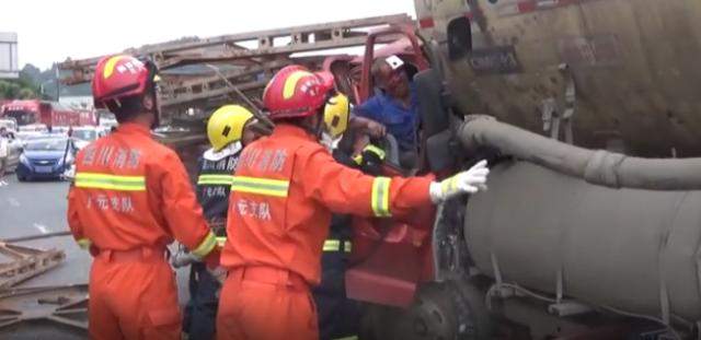 四川：小型货车追尾水泥挂车 驾驶室内2死1伤 事故现场触目惊心！