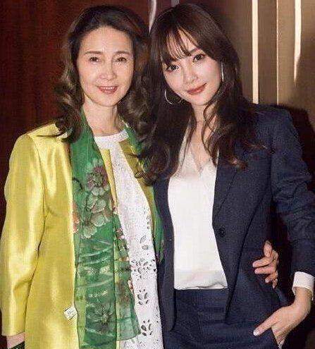 官宣离婚后，李小璐妈妈望女儿一如既往，这个混血妈年轻时不简单