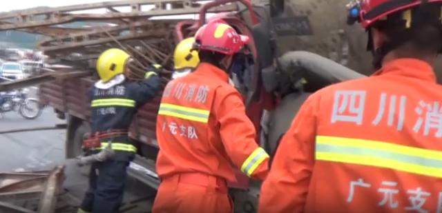 四川：小型货车追尾水泥挂车 驾驶室内2死1伤 事故现场触目惊心！