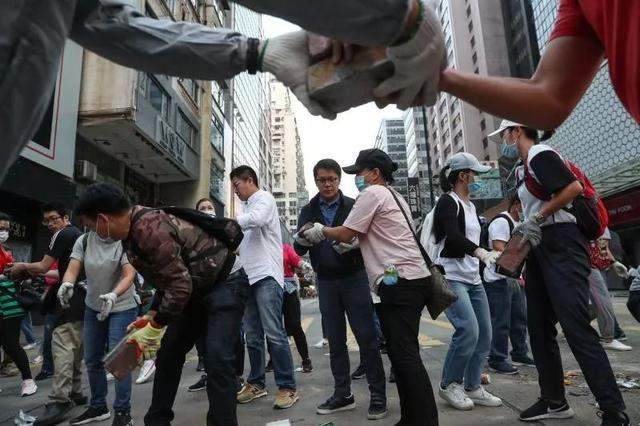 香港暴徒正在商量即时撤退还是“打到死为止”