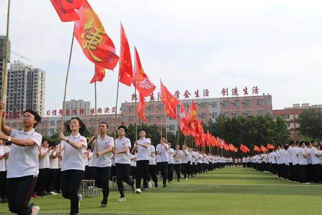 向梦想出发，高考倒计时30天衡水二中学生操场激情呐喊