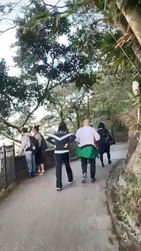 57岁关之琳疑有新恋情，与神秘男爬山“约会”，遇偷拍很慌乱