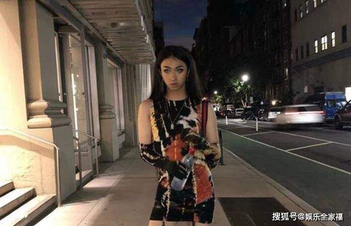 伊能静儿子女装照穿热辣涂鸦短裙十分性感妖艳