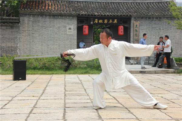 清江浦区太极拳协会基地授牌仪式暨武术表演在吴承恩故居广场举行