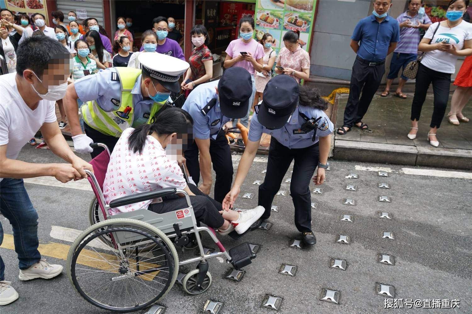 暖心！考生患膝盖滑膜炎 渝中民警护送她进考场