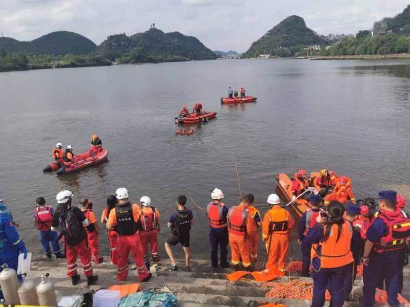 痛心！贵州公交坠湖已致21人死亡…坠湖瞬间视频曝光