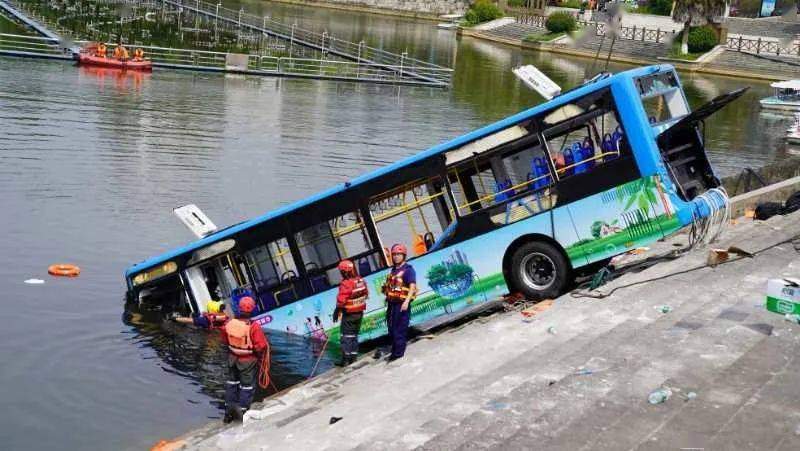 痛心！贵州公交坠湖已致21人死亡…坠湖瞬间视频曝光