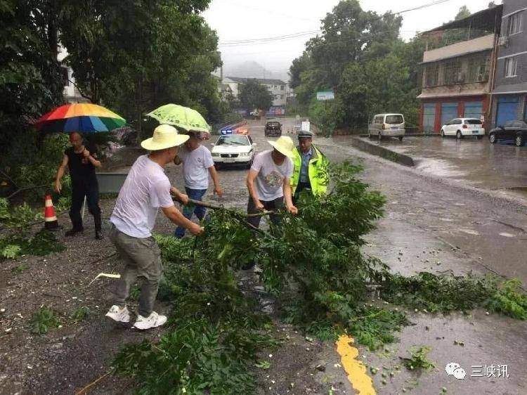 刚拍回来的！万州遭暴雨袭击！