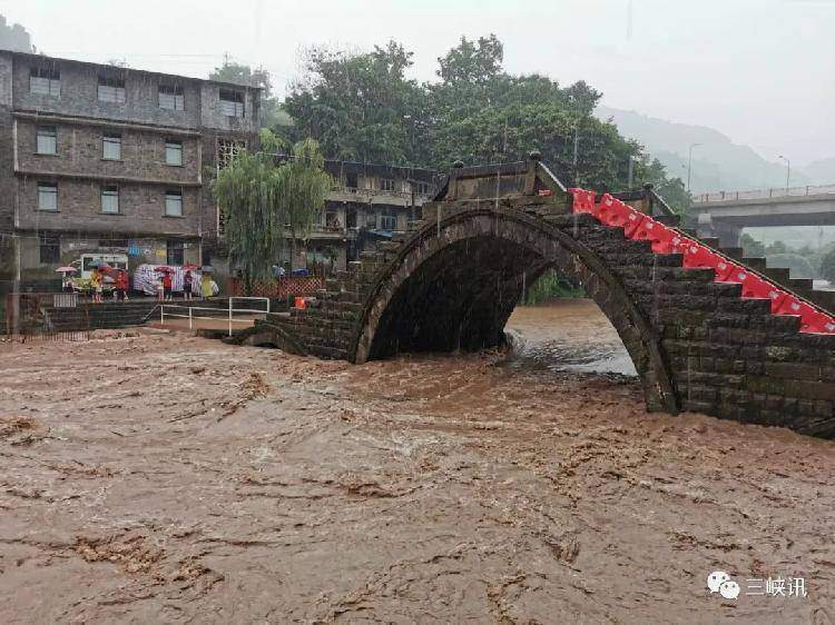 刚拍回来的！万州遭暴雨袭击！