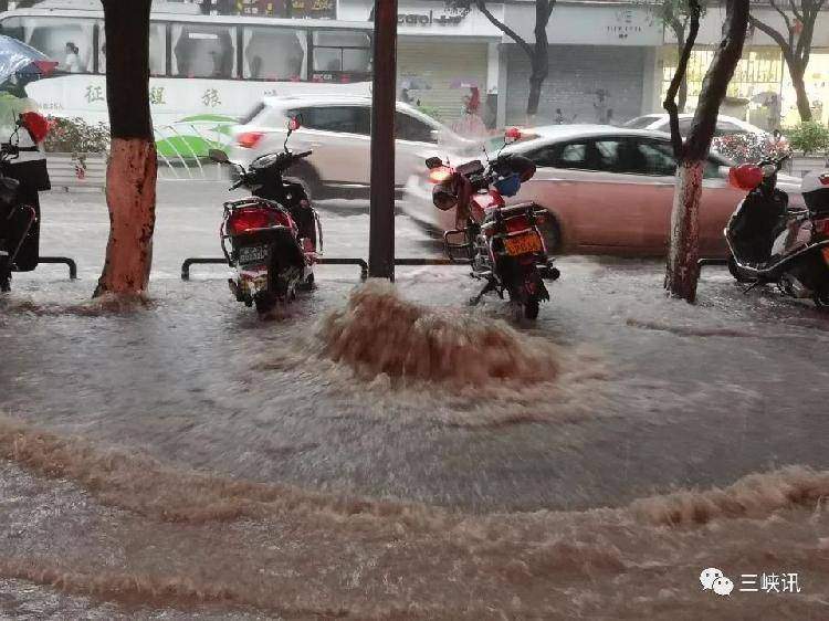 刚拍回来的！万州遭暴雨袭击！