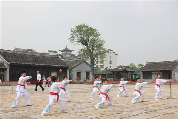 清江浦区太极拳协会基地授牌仪式暨武术表演在吴承恩故居广场举行