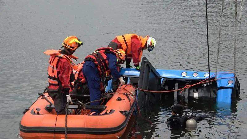 痛心！贵州公交坠湖已致21人死亡…坠湖瞬间视频曝光