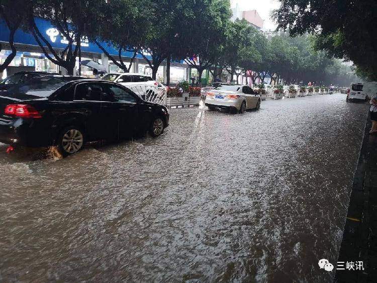 刚拍回来的！万州遭暴雨袭击！