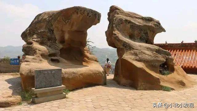 陕北有一座山，因为石头太多而挡住了黄河，将陕西和山西分了开来