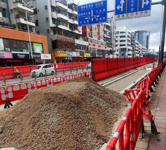 深圳道路挖不停，打工者：感觉自己住在工地旁边，烦得很