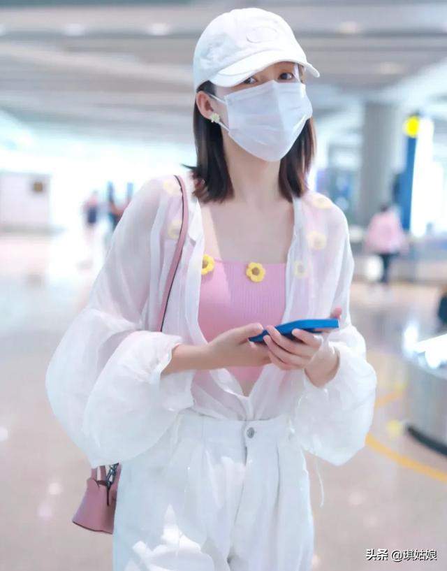 李沁最新私服，粉色背心小雏菊高甜，这一身太仙了~