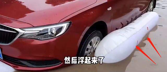 湖南小伙发明“防泡水神器”，一个人就能推着车走，雨再大也不怕