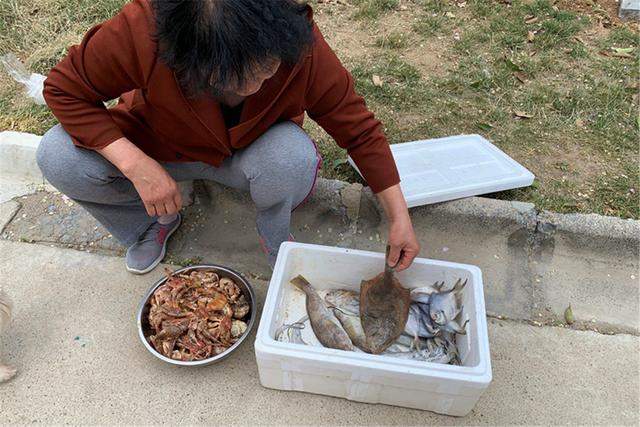 误认为是“小龙虾”，花90元，买5斤回家，上锅一蒸，惊喜连连