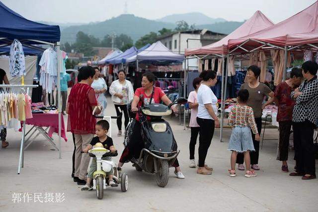 灵宝：涧口集市上的地摊儿