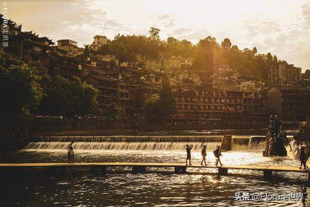 凤凰古城的日与夜 | 避开人潮，领略黄永玉笔下的中国最美小城