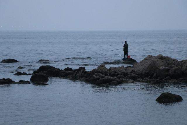 鸽子窝海滩的凌晨赶海钓鱼人