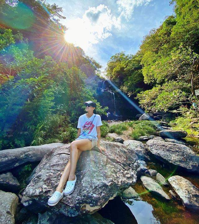 胡杏儿祖孙三代徒步旅行，儿子晒黑不少，一家三口同框幸福温馨