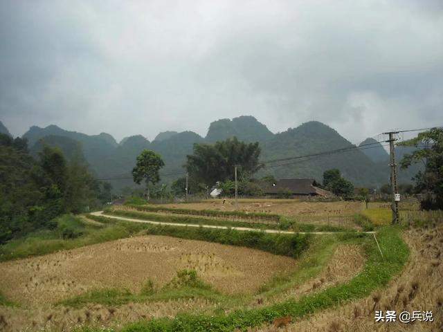 老兵重返越南，寻访昔日战场：泥巴房没变，村寨多陵墓