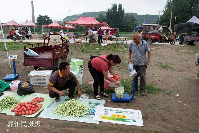 灵宝：涧口集市上的地摊儿