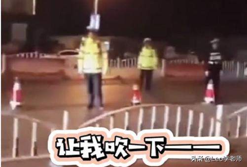 孩子冲着交警喊：我喝酒了，让我吹一下，妈妈表示很无奈