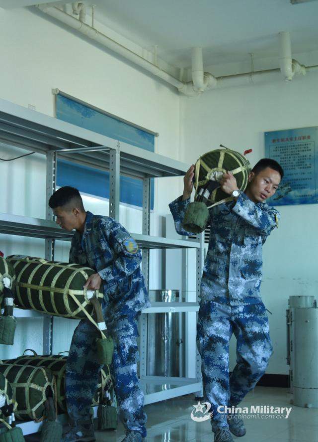 空军又有新装备，电动小毛驴，外加三蹦子，外形呆萌作用可不小