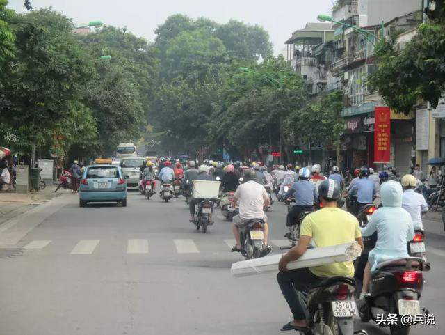 老兵重返越南，寻访昔日战场：泥巴房没变，村寨多陵墓