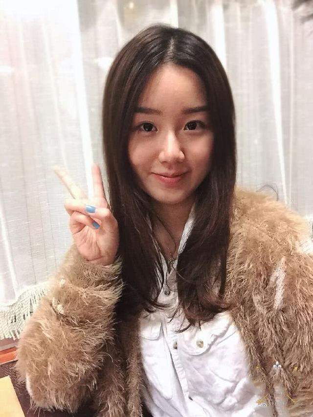 孟非23岁女儿初长成，穿黑裙美得优雅又知性，甜美形象不输女明星