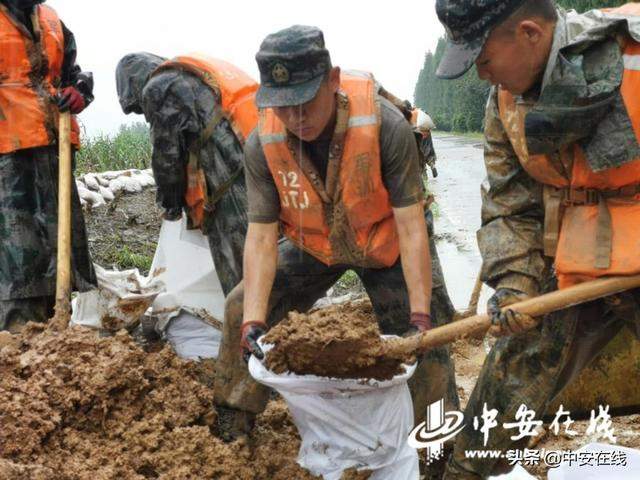 感动！抗洪官兵满身泥泞在雨中吃午饭