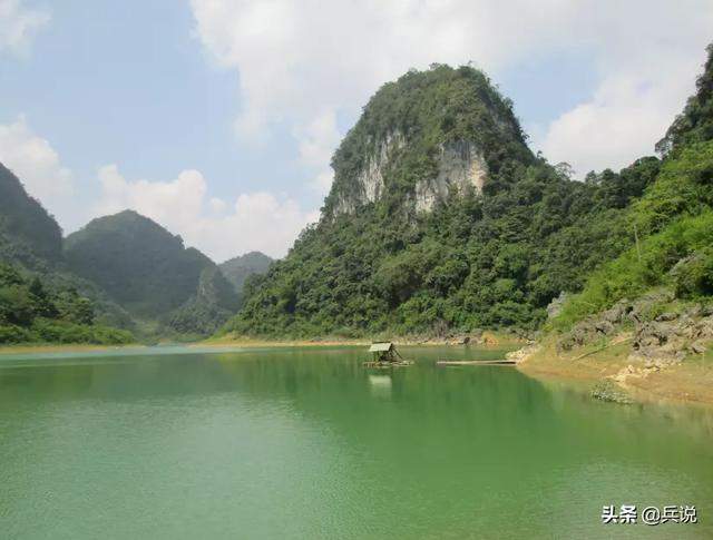 老兵重返越南，寻访昔日战场：泥巴房没变，村寨多陵墓