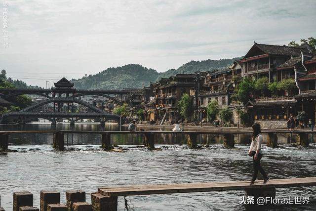 凤凰古城的日与夜 | 避开人潮，领略黄永玉笔下的中国最美小城