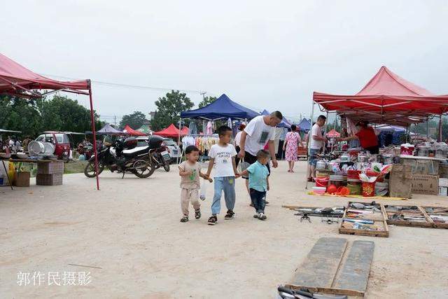 灵宝：涧口集市上的地摊儿