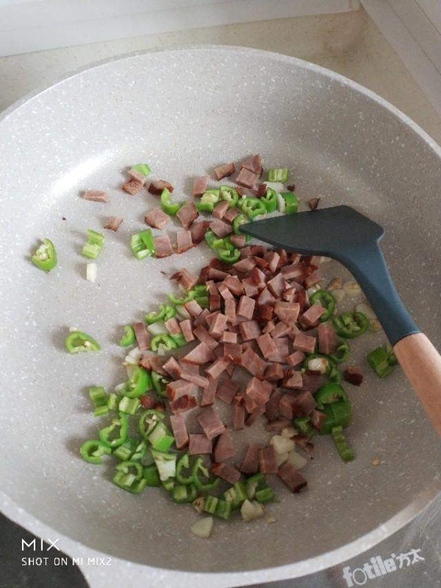 当蔬菜切碎了和牛肉放一起炒，不同的味道吸引你的胃