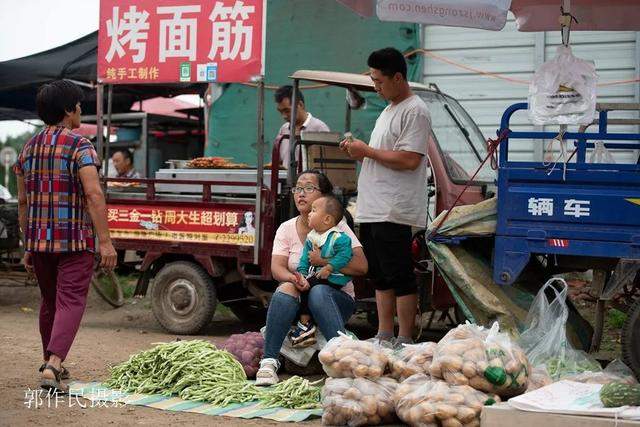 灵宝：涧口集市上的地摊儿