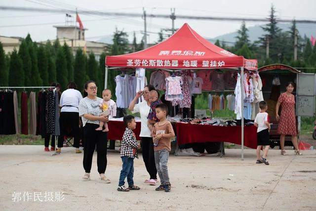 灵宝：涧口集市上的地摊儿