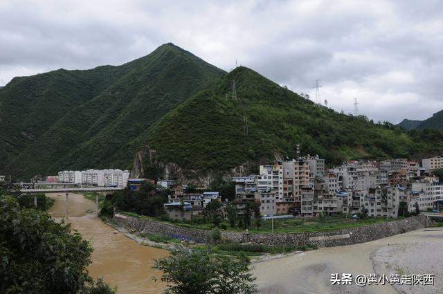 闯入秦岭云朵上的村落！地图上没有公路，抵达先要经过神秘大峡谷