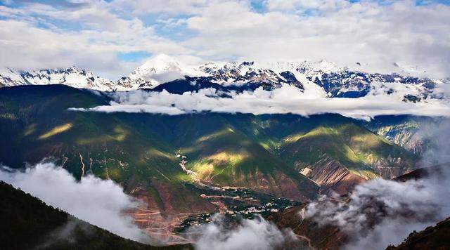 “上有天堂，下有雨崩”，以雪山湖泊相邀，共赴一场心灵远足