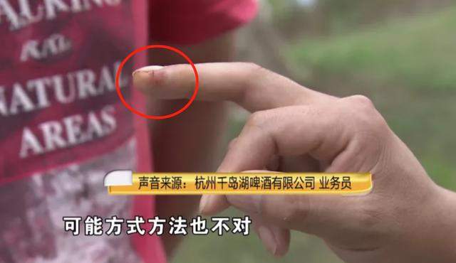 开啤酒划伤手指，男子怒要求“3倍赔偿”，厂家：给你两箱啤酒