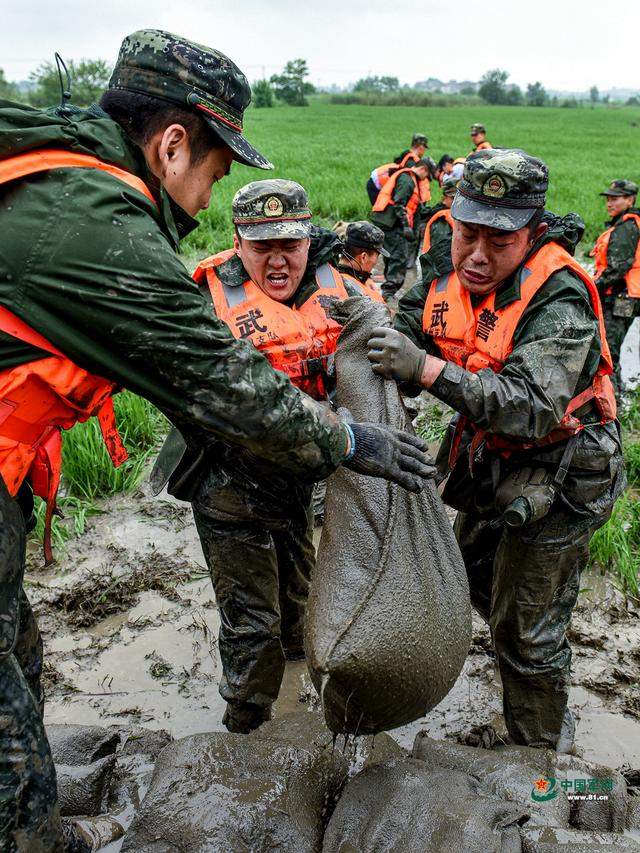 安徽马鞍山：武警官兵保卫牛屯河