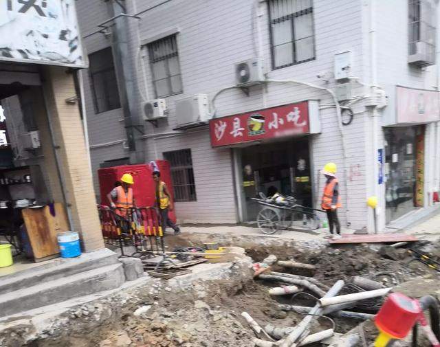 深圳道路挖不停，打工者：感觉自己住在工地旁边，烦得很