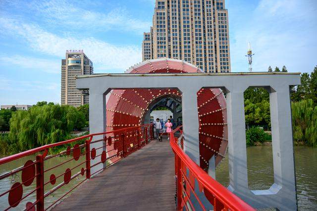 江苏这个城市很神奇，地处南北分界线上，为此建造了一座标志园